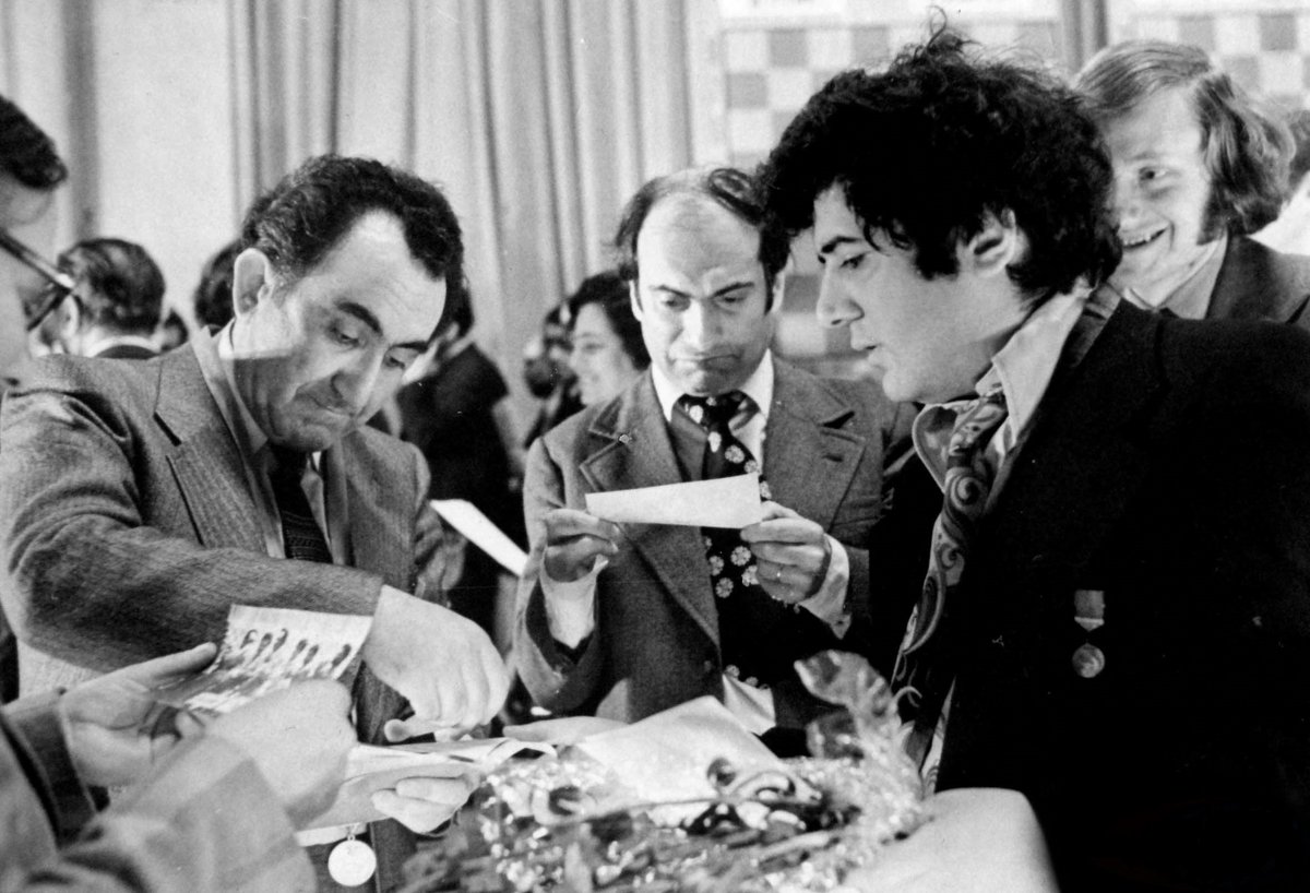 Mikhail Tal vs Tigran Petrosian, USSR Championship 1977,Tamil chess channel,best chess games tamil