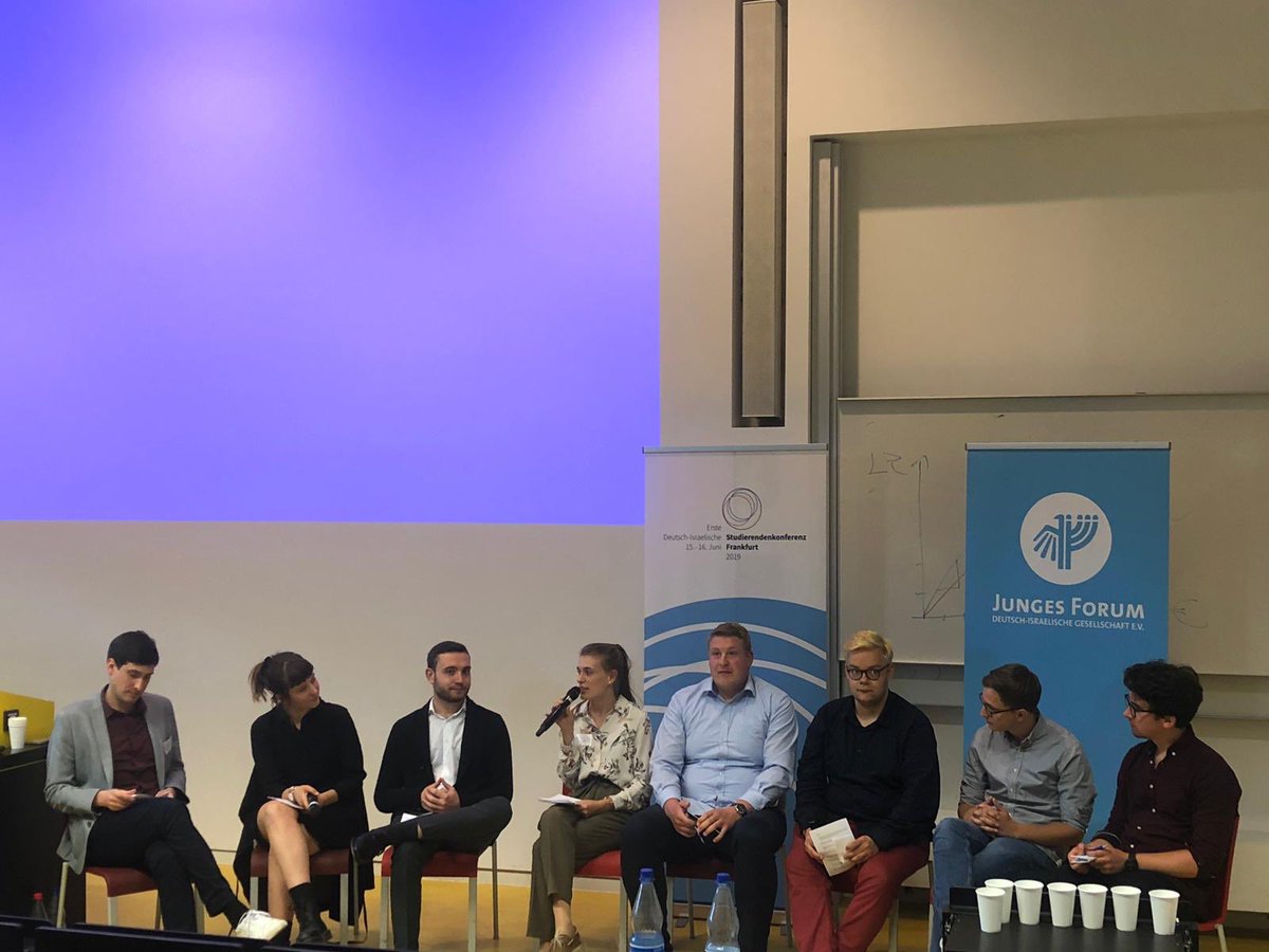 JSUDeutschland's tweet photo. Die Verabschiedung der #Antisemitismus-Resolution & gleichzeitig das #DISK19-Abschlusspanel mit @Ronja_Rhabarber, @felixschm1tz (@campusgruen), @_ArminAlizadeh (@jusohsgn), Alexander (@BundesLHG), @henrikwaerner (@rcds_buvo), Tibor (@JuFoDIG) & von uns @RubenGerczi https://t.co/7Xk23my4ME