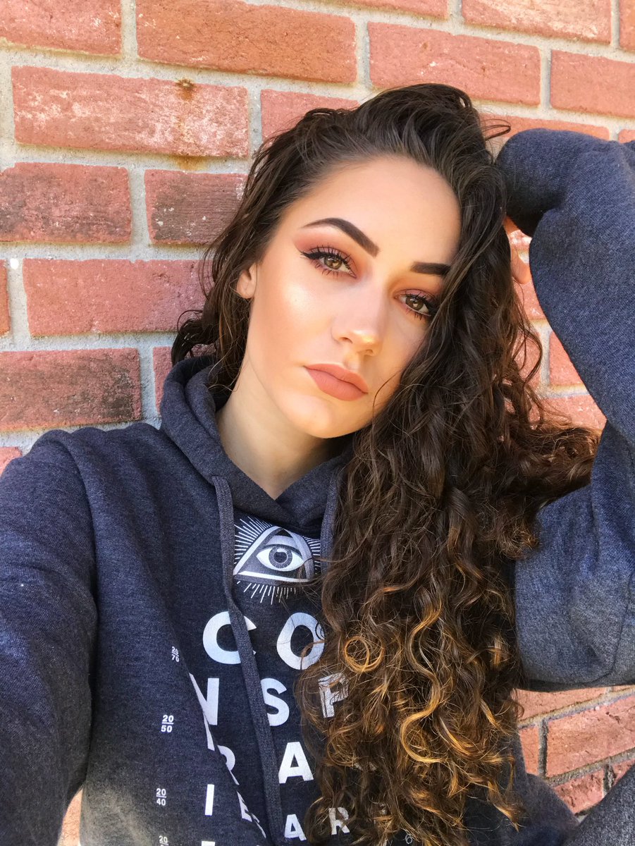 elizahnnah's tweet photo. @JeffreeStar The photos are of myself and my bestfriend but the makeup is done by me 😌 I’m trying to really start and this would mean everything. #JeffreeStarPRList  thank you even for the opportunity 😭 https://t.co/9BKHuqgYP5