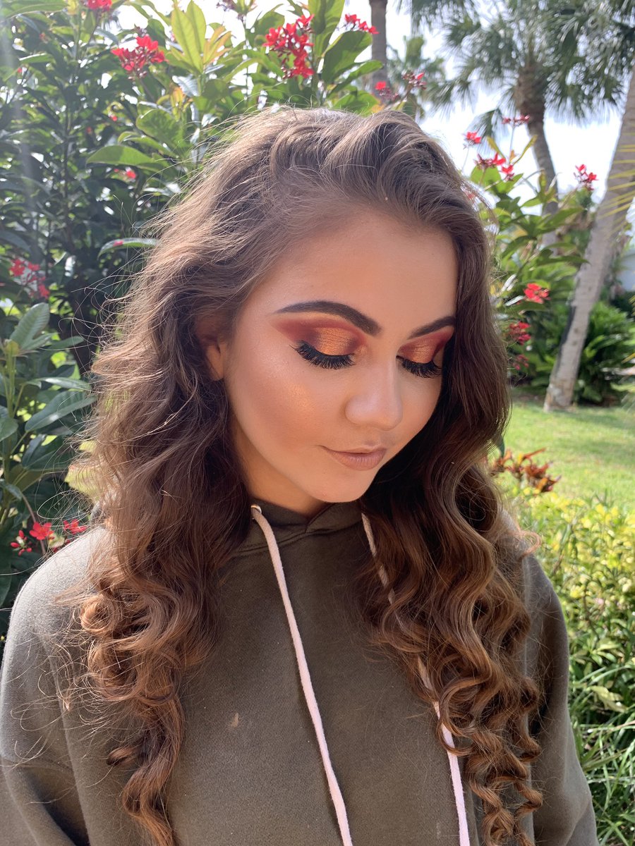 elizahnnah's tweet photo. @JeffreeStar The photos are of myself and my bestfriend but the makeup is done by me 😌 I’m trying to really start and this would mean everything. #JeffreeStarPRList  thank you even for the opportunity 😭 https://t.co/9BKHuqgYP5
