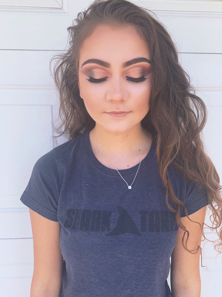 elizahnnah's tweet photo. @JeffreeStar The photos are of myself and my bestfriend but the makeup is done by me 😌 I’m trying to really start and this would mean everything. #JeffreeStarPRList  thank you even for the opportunity 😭 https://t.co/9BKHuqgYP5