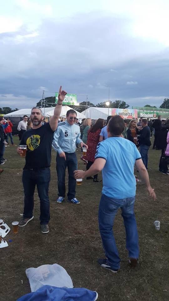 davyhirl's tweet photo. 1 Year ago at Malahide castle . @liamgallagher #havesum https://t.co/vMi67J8nd0