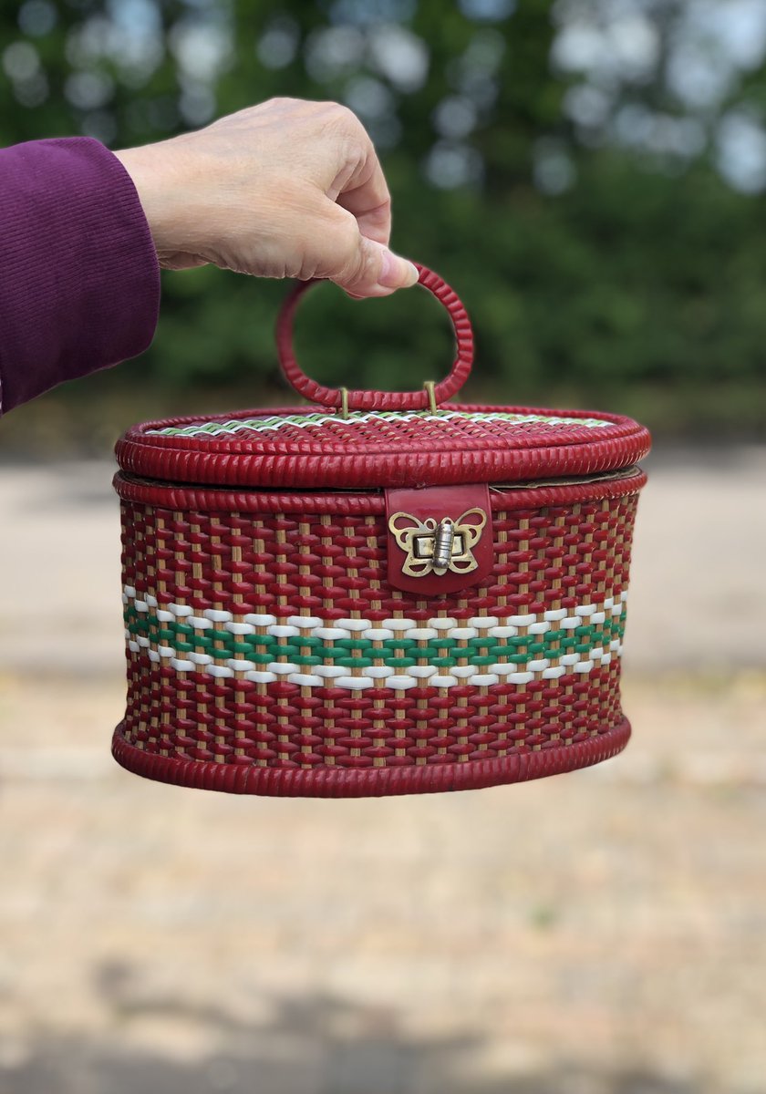 LisaMarieFranks's tweet image. 🌟More Items Listed On Etsy Today🌟
#boxbag #saltandpepper #pixie #chocolatetin #pierrot #dolls #tins #boudoirdoll #sewingaccessories #TheVintagePixieGB #Etsy #NewListings