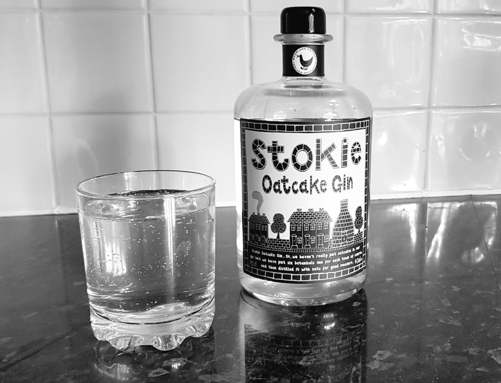 Pottrays's tweet photo. Appy Faythers' Dee!
Worra drop! Me fost taysteen. A con say wot the fuss is abite! 👌🏼🍸 #FathersDay #OatcakeGin https://t.co/c5Vyg9oMwt