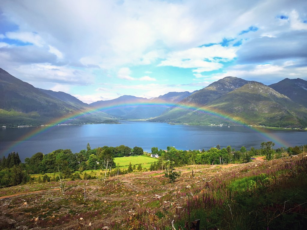 travelwithakilt's tweet photo. And that brings to a close an epic couple of days distillery bagging! Looking over towards the Five Sisters of Kintail now, I think I'll go out on a high. With a rainbow. #ad #GOTSIngleMalts #Scotland https://t.co/eTUAGMr3EK