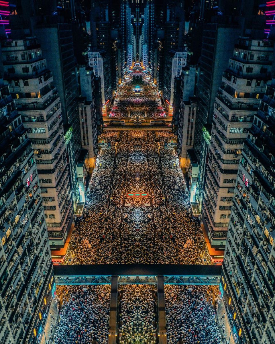 popogoaway's tweet photo. This is the most beautiful night view in hongkong ever ❤
#HongKong #HongKongProtest #savehk  #prayersforhk #antiELAB #NoExtraditionToChina #香港加油 https://t.co/wqValYiiuX