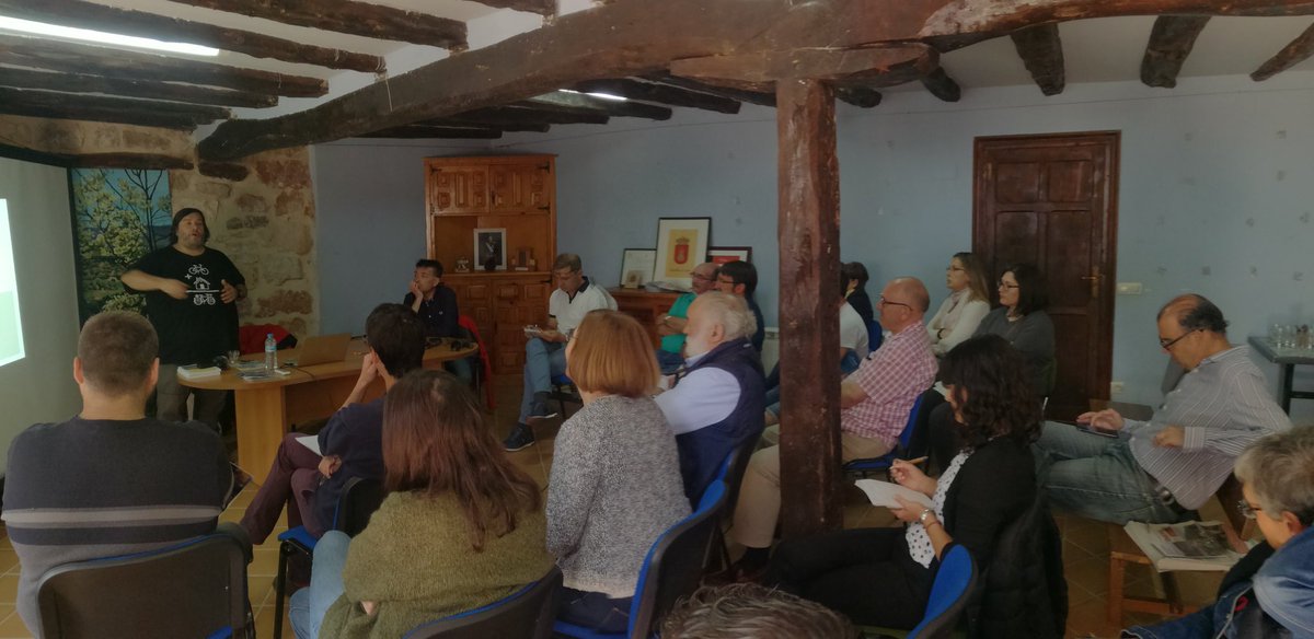 tierralaraviva's tweet photo. Las #VíasVerdes y el #Cicloturismo de la mano para el fomento y la mejora de la actividad económica de nuestros pueblos. Vía del Santander-Mediterráneo presente y futuro de la regeneración de la Comarca de Lara. Un placer contar con @ChusPangea. Gracias por contagiarnos tu pasión https://t.co/8d1ZR7BuUE