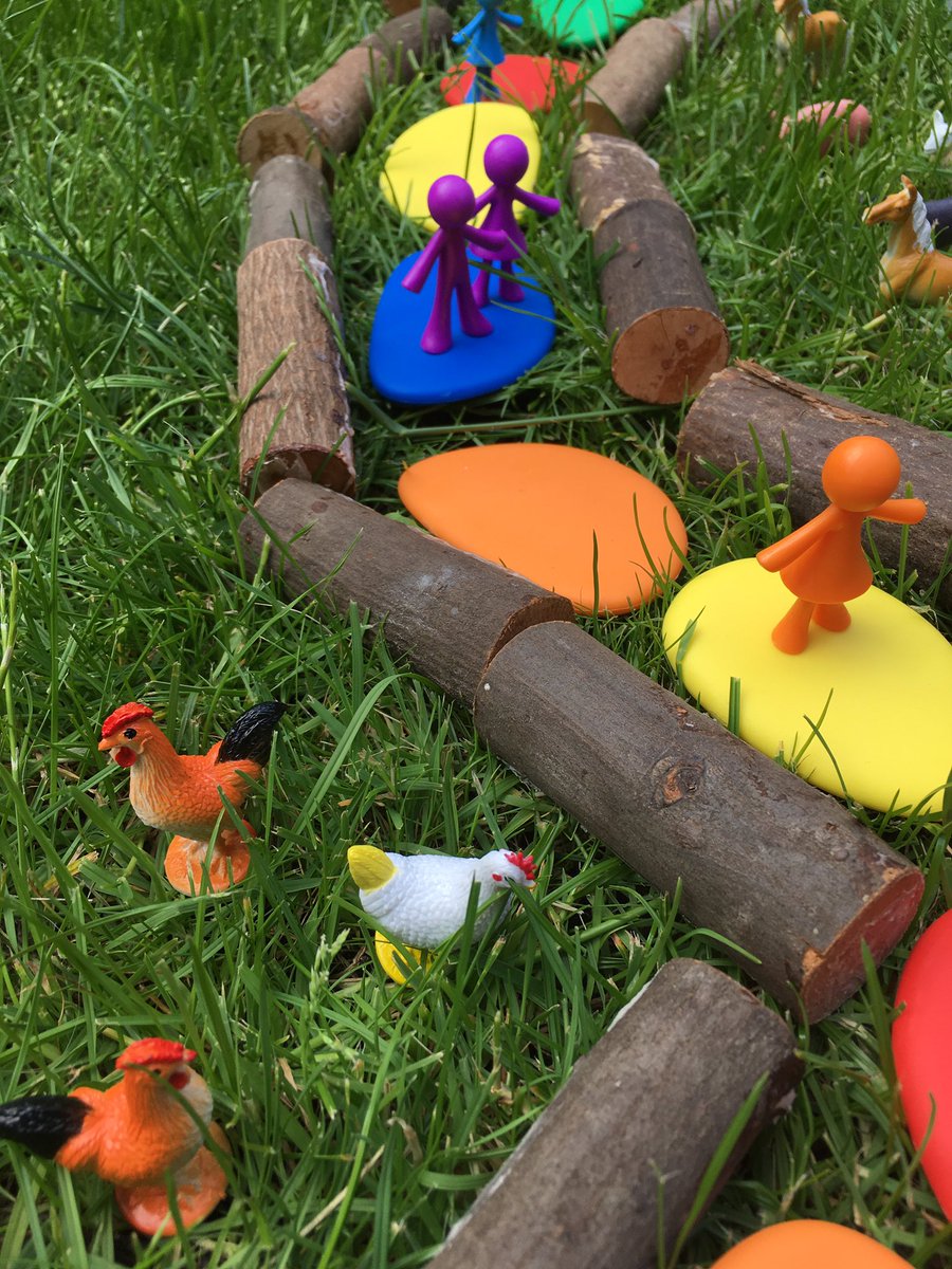 Regenboogstenen in het gras. <a href="/CreduNL/">CreduNL</a>