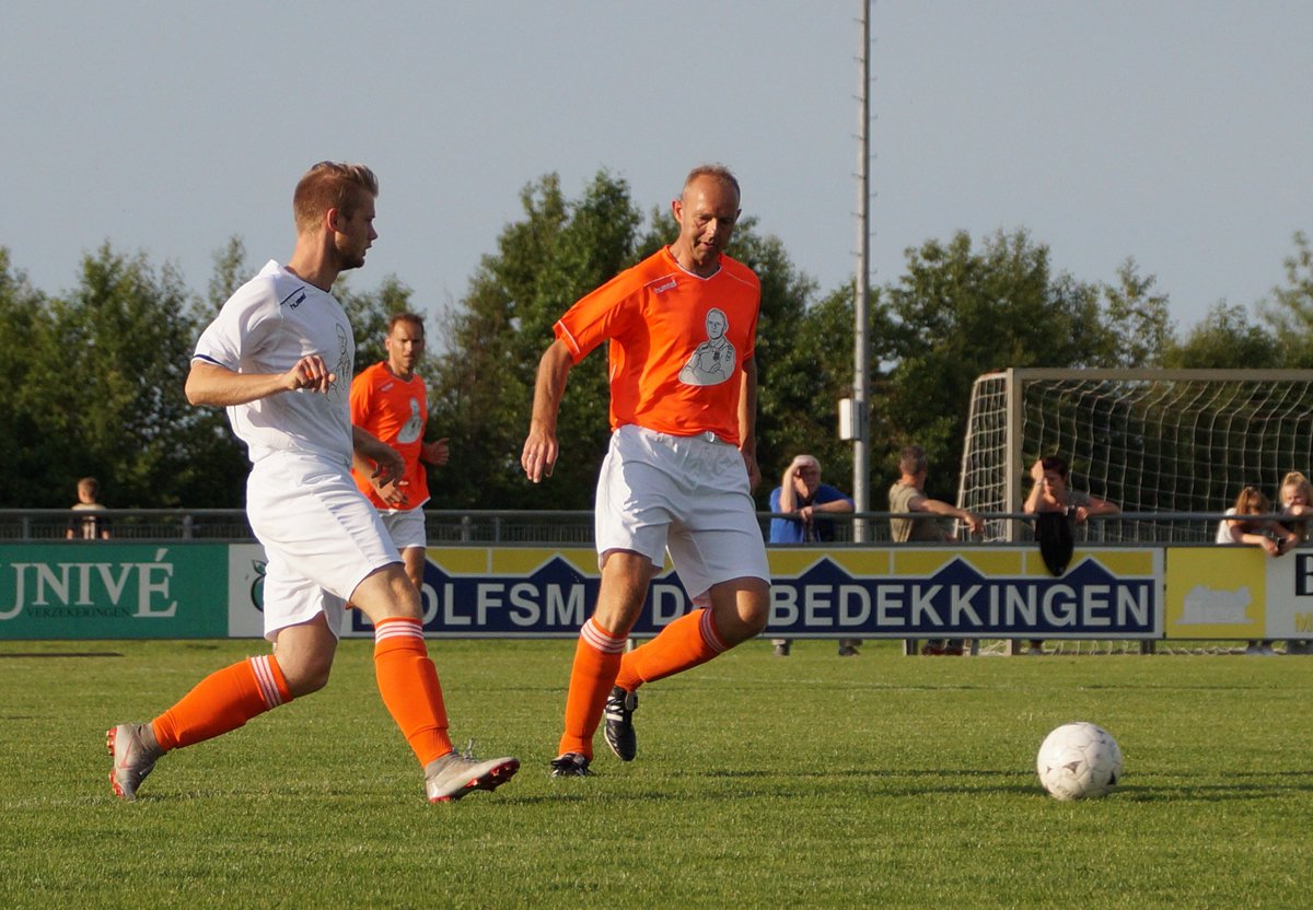 1Kampen's tweet photo. Wilsum eert Jan van Spijker in afscheidswedstrijd https://t.co/0yMKI6SPx3 https://t.co/YOApWggr6Q
