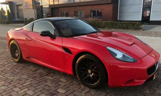 Ferraripagina's tweet photo. Koop een Ferrari California voor driftkoningen https://t.co/NahtvB5pFd https://t.co/kvn92WqQ1V