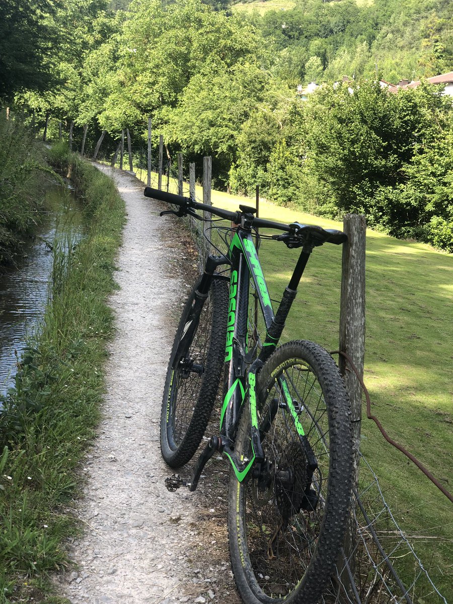 JuanmaRivela's tweet photo. Surcando la goierri profunda a lomos de la #sflex de @JeemBikes 👌🔝
#sasoian #mtb #jemmbikes @SasoianKZ @Odilorivela @custom4us https://t.co/aPMLYT624K
