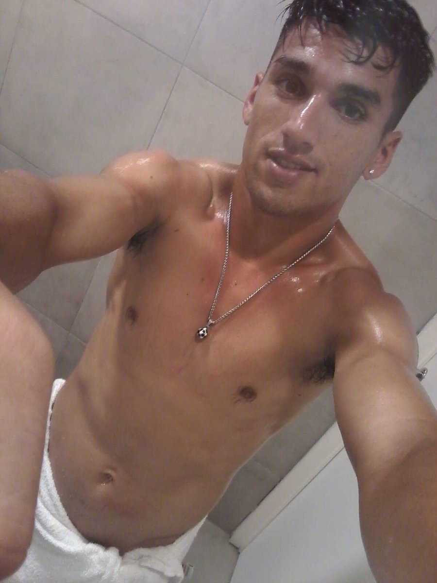 MrPacks2's tweet photo. Al fin tuve una experiencia con mi crush hetero, fuimos por una cerveza y se dejó mamarla , estaba rica y peluda, pero solo fue un ratito porque se tenía que ir, me dijo que si lo haría otra vez, pero no se cómo decirle que se repita..consejos? https://t.co/IEApwHt4kJ