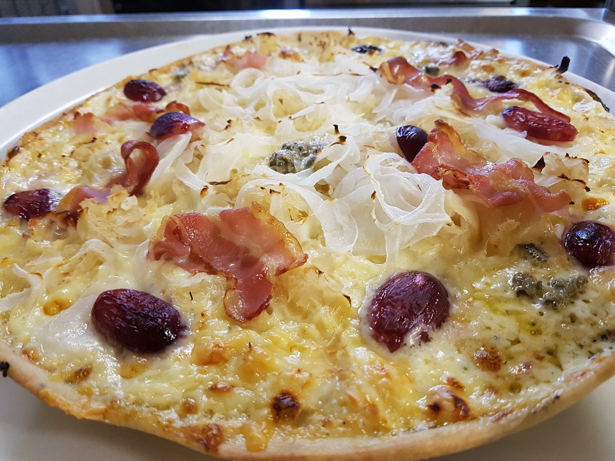 Pizza "Straßburg" mit Sauerkraut, Trauben, Bacon und Gorgonzola 
#Lieblingspizza
