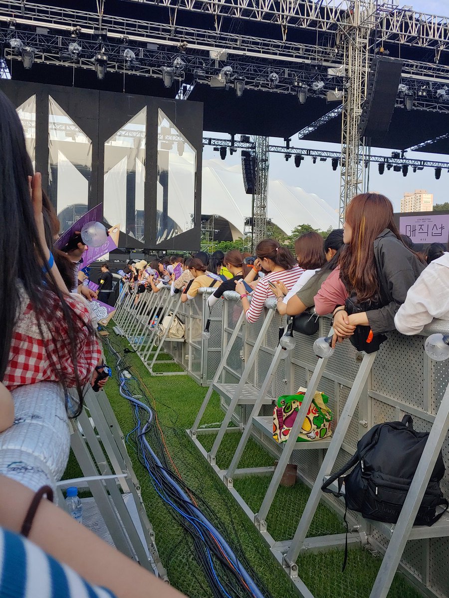 reflection1210's tweet photo. 부산 머스터 부직샵💜ㅋㅋ
첫콘 막콘 둘다 행복하게 관람했어요.
앞으로 힘들땐 내마음의 매직샵을 열어보기로~~ https://t.co/vMz8iY5jBT