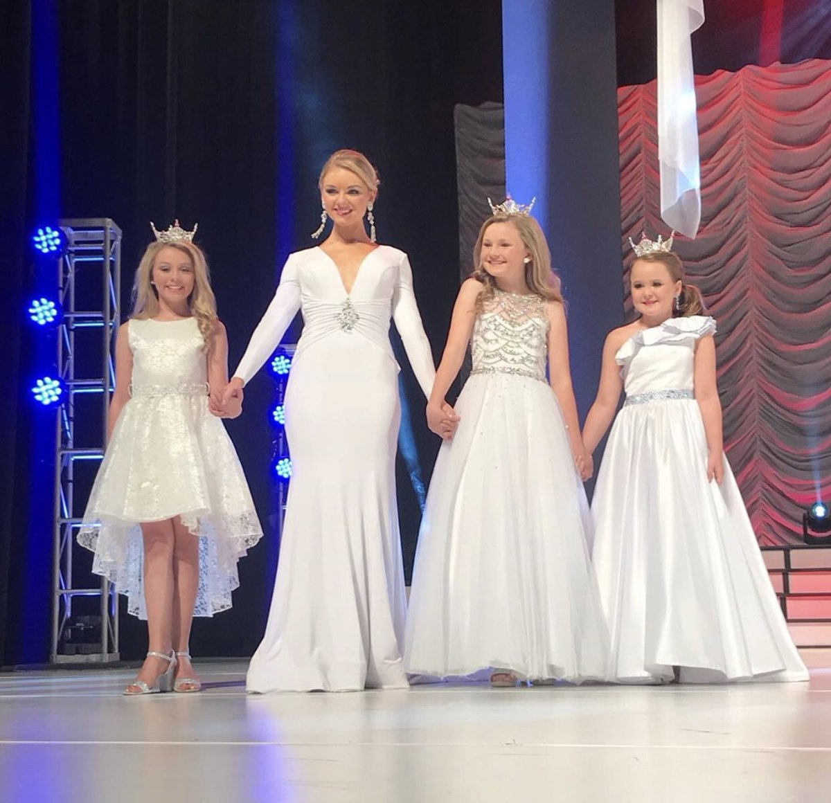 MissGLRMetro's tweet photo. That’s a wrap! Congratulations to our new Miss Arkansas @DarynneDahlem ! We are incredibly proud of both @bethany_kasper and @tarynbewley (Top 10) for a phenomenal week! Now, get some much needed and greatly deserved rest, ladies. ❤️ #MissAR2019 @MissArkansas https://t.co/XIiEQL5czj