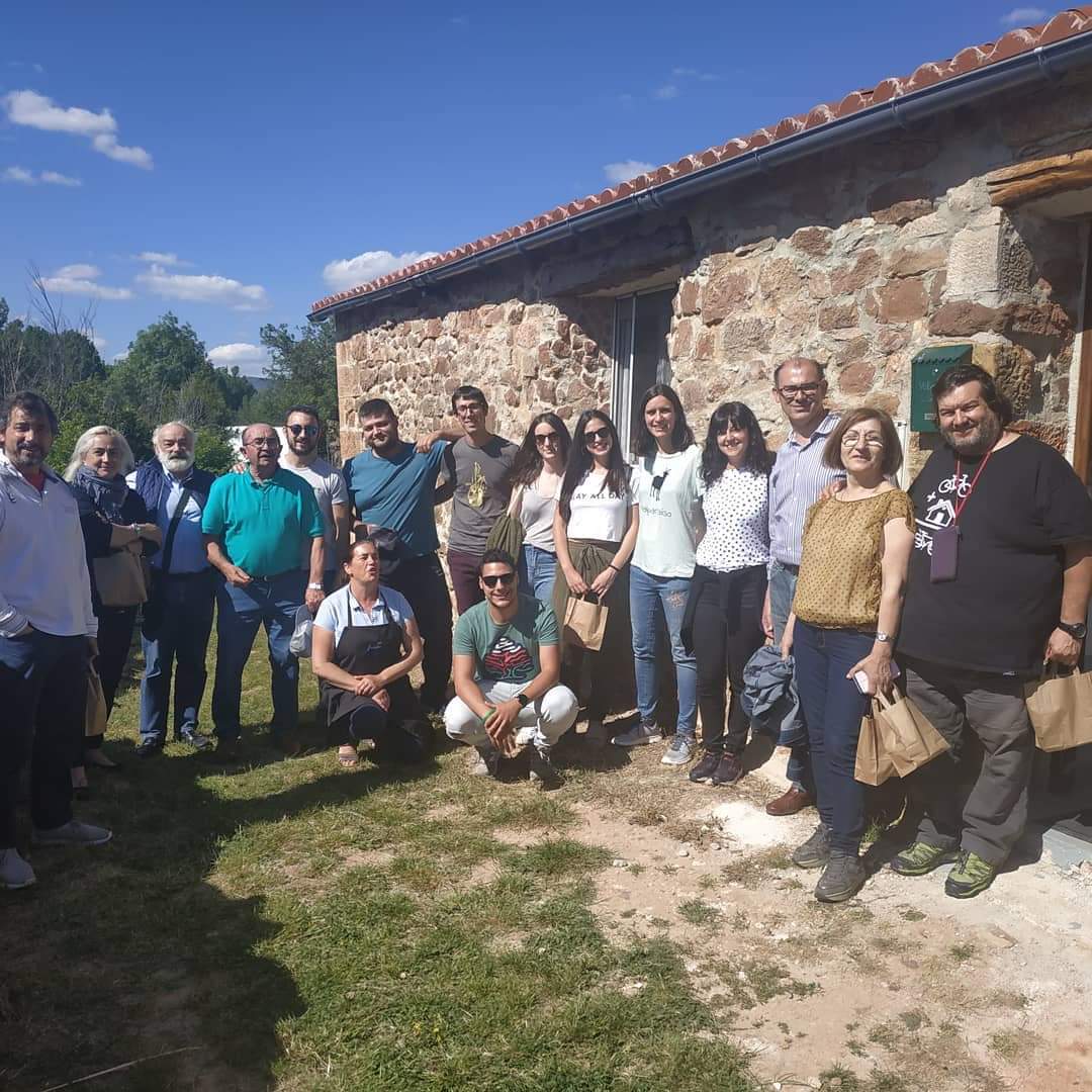 tierralaraviva's tweet photo. En nuestra jornada queriamos conocer de primera mano ejemplos de nuevas PYMEs y de personas corrientes que decidieron dejar atras las comodidades de la ciudad y mudarse a Tierra de Lara para emprender una nueva vida. El caso de Andrea de @L_Valparaiso y Víctor de #LaCantinilla https://t.co/QzDPxpHp96