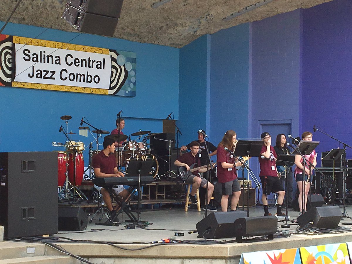 Lrohrermusic's tweet photo. Salina Central Jazz combo at #SmokyHillRiverFestival What a great way to start a Sunday!  #WeAreSC #mUStangs #Why305 https://t.co/kXTskdyu5V