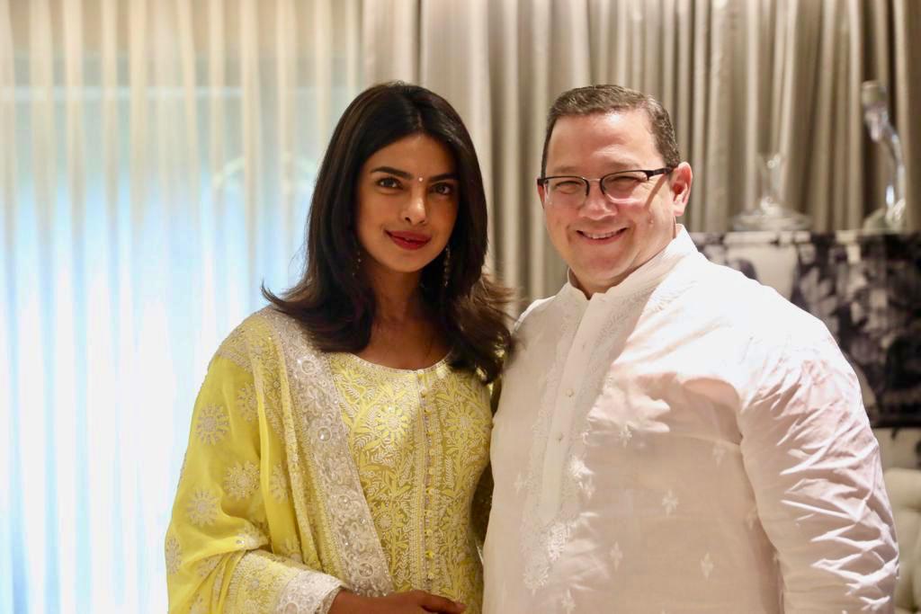 priyankachopra's tweet photo. Happy Father’s Day @PapaJonas I feel blessed to have you and @DeniseJonas in my life! Thank you for taking me in as your daughter with so much love and warmth 💕 Love you loads.
#HappyFathersDay 😁 https://t.co/5HULZLX51S