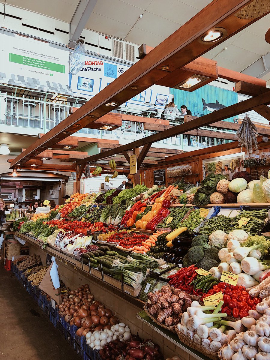 travelwithtess1's tweet photo. Don’t you love the food markets?🥨🥐Here’s one that you CAN NOT miss! This is the famous food market of Frankfurt. There you will find the real Frankfurt sausages and an amount of dishes from different countries. #projectweekHH @HS_Harz @professormerlot https://t.co/ARJiKZrUhx