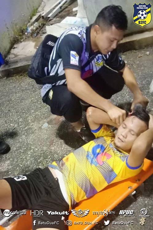 batuduafc's tweet photo. SEMOGA CEPAT SEMBUH, MADAT !

Pemain Batu Dua FC, Faizal Ab Aziz atau lebih mesra dikenali sebagai Madat menerima 4 jahitan di kepala setelah dikasari oleh pemain Glory United FC pd perlawanan sebentar tadi

#B2FCMytr8des
#LigaM32018
#AFL
#SayNoToPlayOff
#Bring2wardsForChampions https://t.co/8wycAfytey