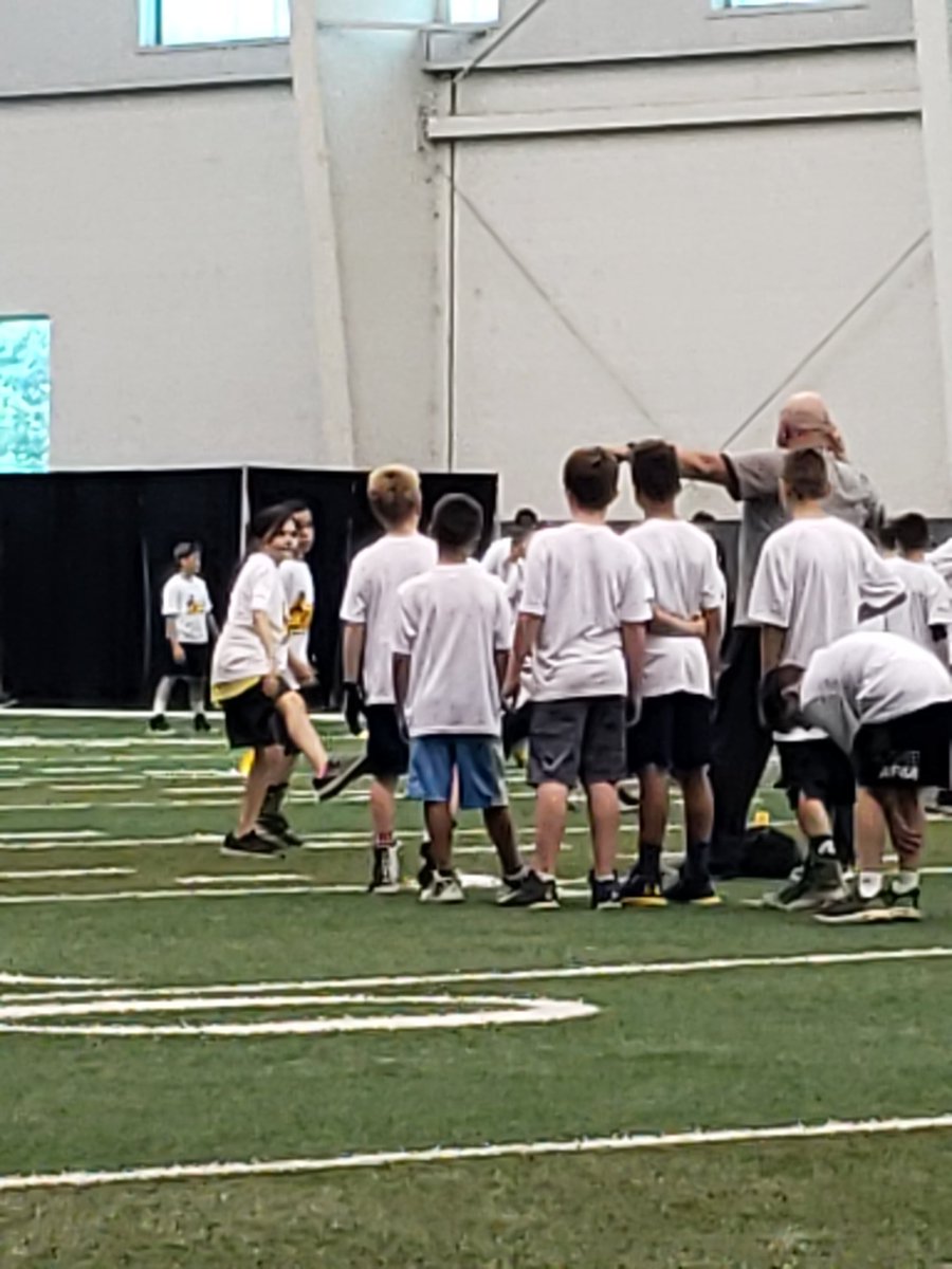 DPH880880's tweet photo. Defensive drills time... @_BigBen7 , @ProCamps , @KraftHeinzCo , #fighthungerwithapro https://t.co/HuuzUzp2vU