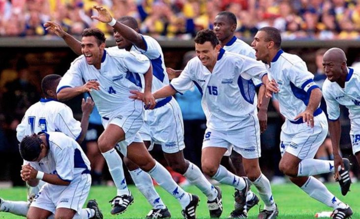 MundoFutbol1930's tweet photo. Henry Enamorado ataja el penalti lanzado por Gutiérrez y le daba a la @FenafuthOrg un histórico tercer lugar en la @CopaAmerica de #Colombia2001. Síguenos en Instagram y lee la historia completa. https://t.co/E09fHOcr6M