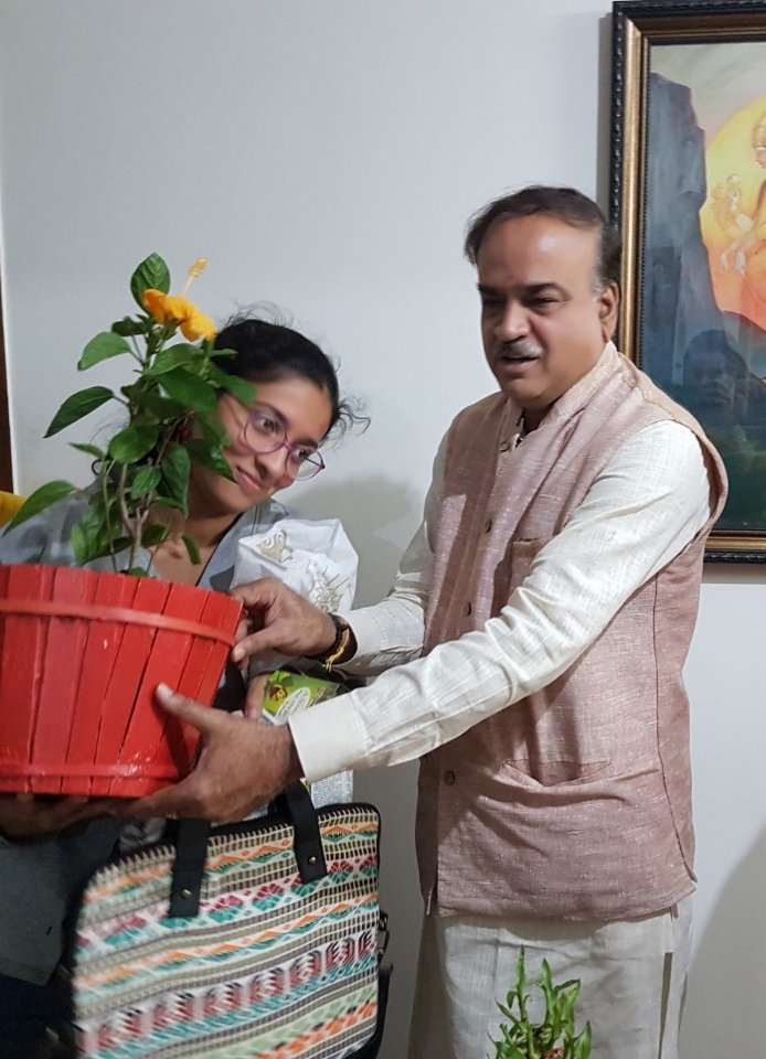 vijeta_at's tweet photo. Appa and me. 

Happy father's day!

What you meant to me, our family, friends and all your voters cannot  be expressed in words...

#ananthkumar https://t.co/SXwjIoWdIe