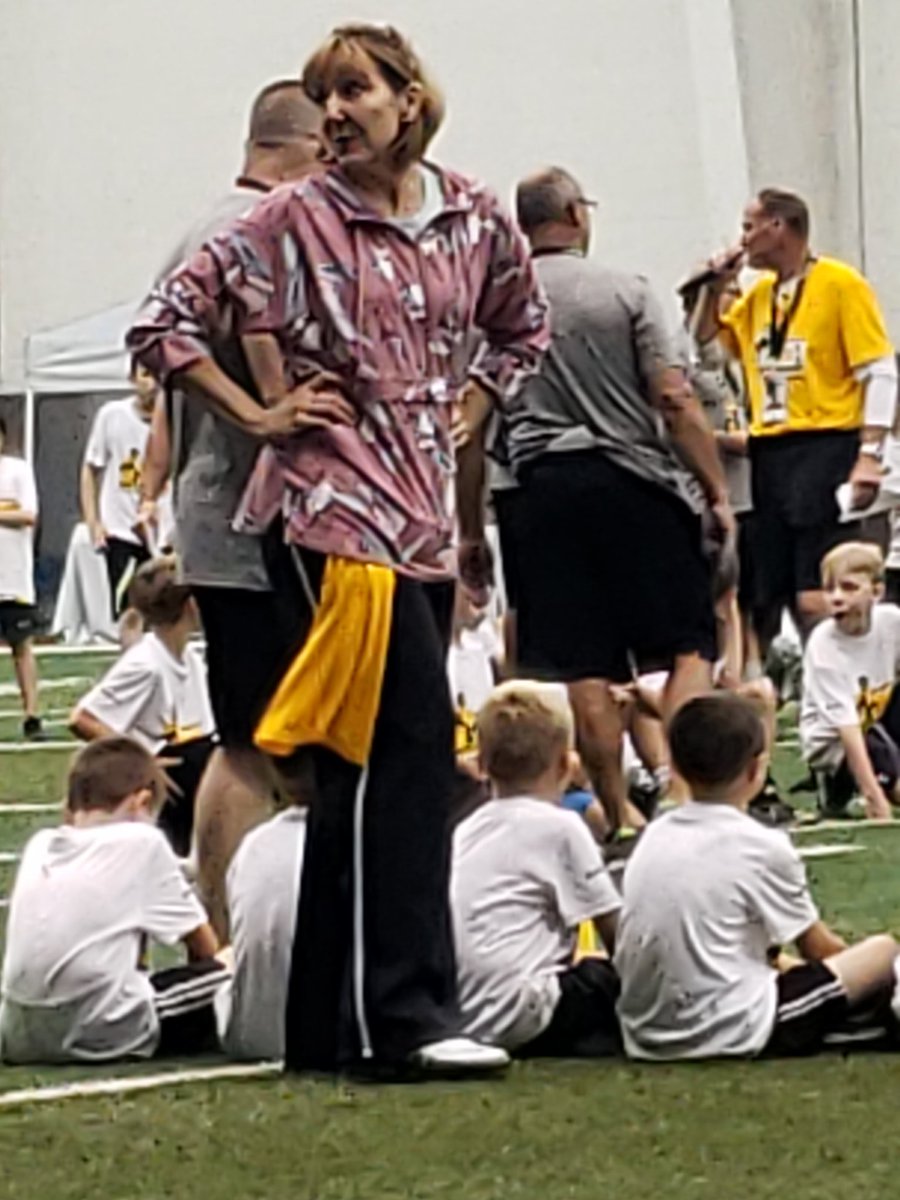 DPH880880's tweet photo. Watching Ben Jr.... @_BigBen7 , @ProCamps , @KraftHeinzCo , #fighthungerwithapro https://t.co/NrkmhCf6t1
