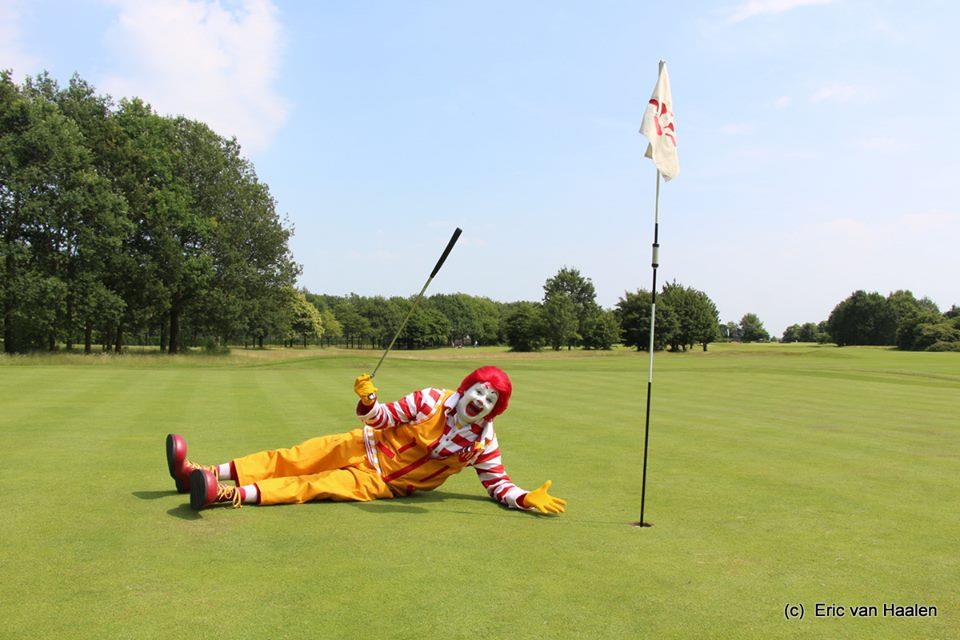 Zonder vrijwilligers kunnen wij ons Golftoernooi niet organiseren. Wat zijn wij deze toppers dankbaar voor hun enthousiasme en inzet. Tijdens het Golftoernooi houden zij zich bezig met activiteiten van a tot z. Golfclubs omhoog voor alle vrijwilligers!
