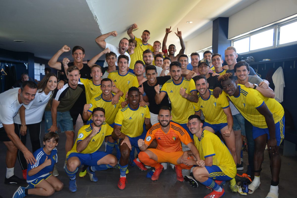 El Cádiz B celebra la victoria ante el Numancia B en el vestuario (Foto: CCF).