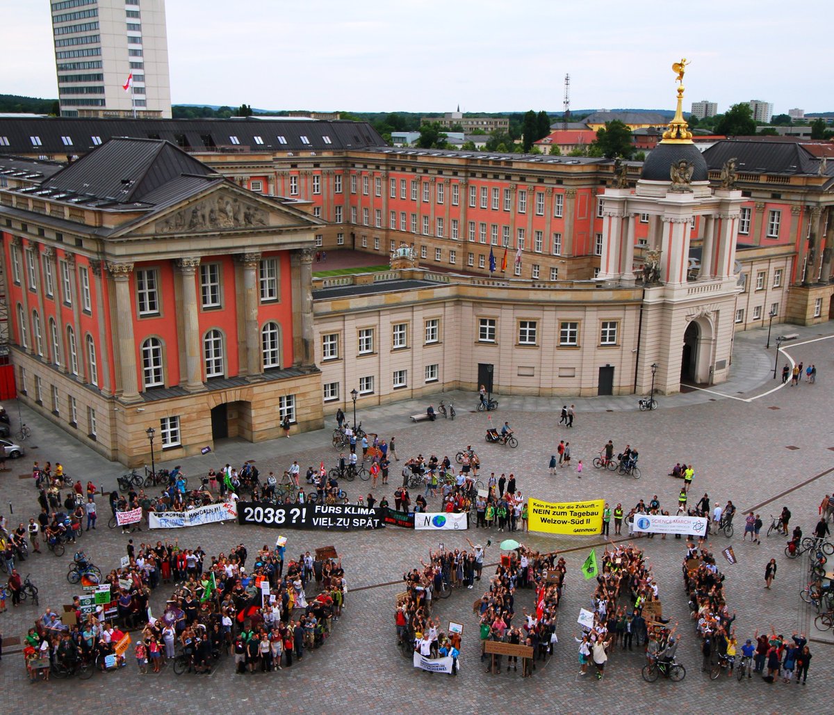 BUNDBrandenburg's tweet photo. Was für ein starkes Zeichen: Rund 2000 Potsdamer*innen bei der zweiten #Potsdamforfuture-Demo heute! 💚🙌🤩 Auf dem Alten Markt formten wir alle gemeinsam den Schriftzug #endcoal, denn ernsthafter Klimaschutz in Brandenburg ist nur durch einen schnellen Kohleausstieg möglich. https://t.co/GteYSGojUU