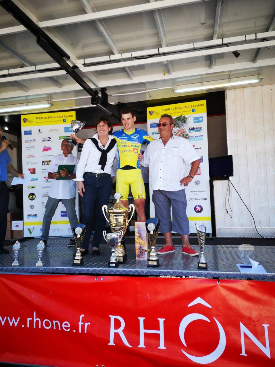 CR4CRoanne's tweet photo. 💣BOUM! Victoire de Louis Louvet sur la 3ème étape du @tdBeaujolais, @rhone_fr . Il remporte le classement général et succède à @GeoffBouche.

#cr4c #cr4cpower #yellowjersey https://t.co/l9F1Nlankh