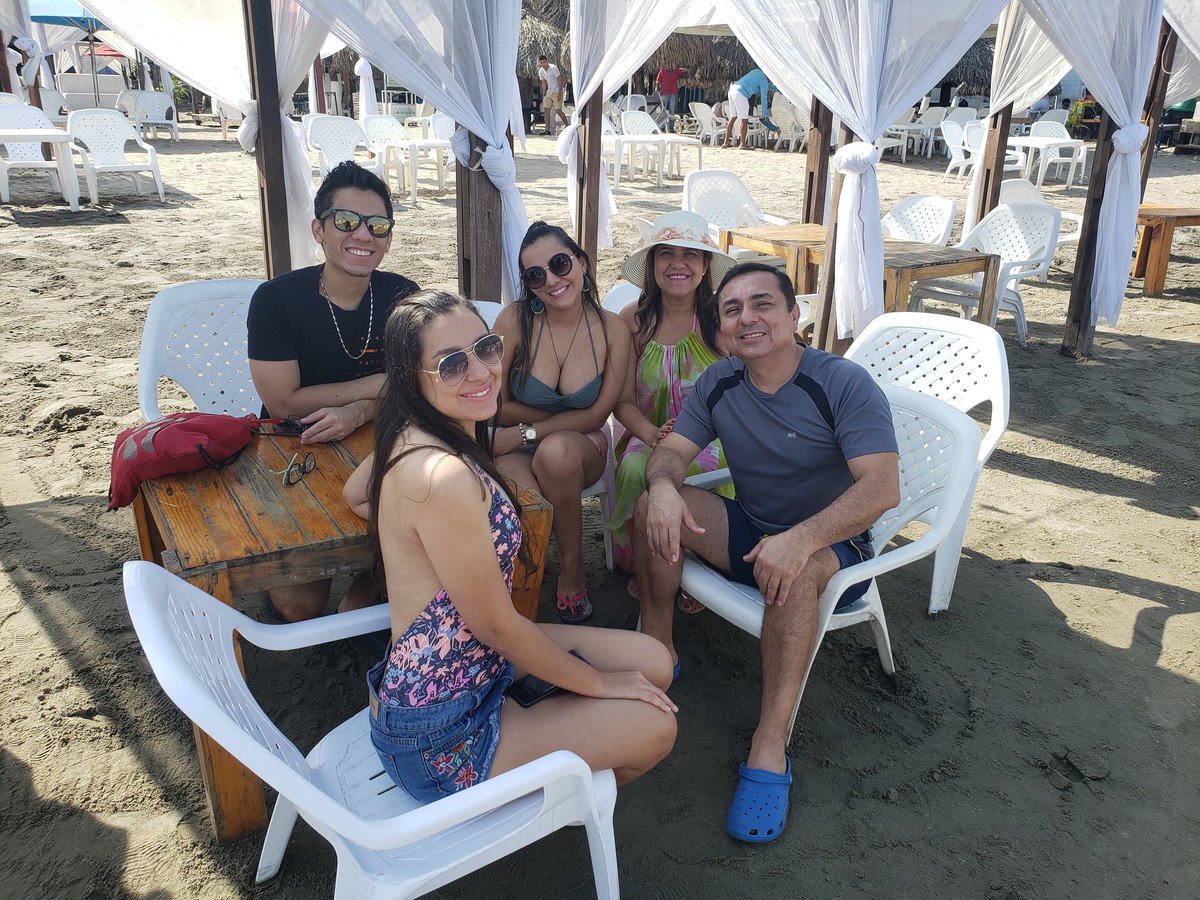 fidelplataa's tweet photo. Lo más parecido a la Felicidad es estar en Familia!
Feliz día del Padre a todos mis amigos les desea #fidelplata 
#soledadsoñada #drfidelplataginecologo #fidelizateporsoledad #partidoasi #familia https://t.co/aQD6LJDnJk