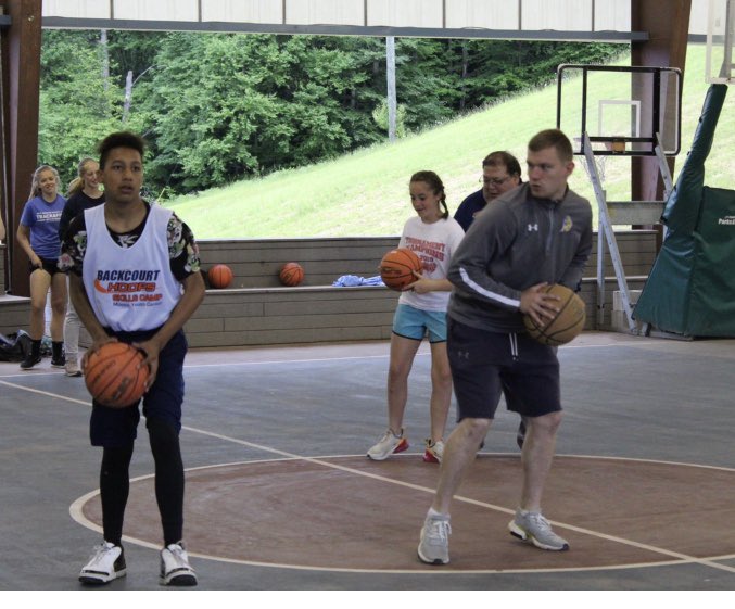 BackcourtHoops's tweet photo. Former East Stroudsburg Univeristy standout and college coach @RyanK11_570 helped finish our Sunday session to wrap up camp. Our campers came ready to play all week ! #backcourthoops #culturematters https://t.co/P2KPTEogU4