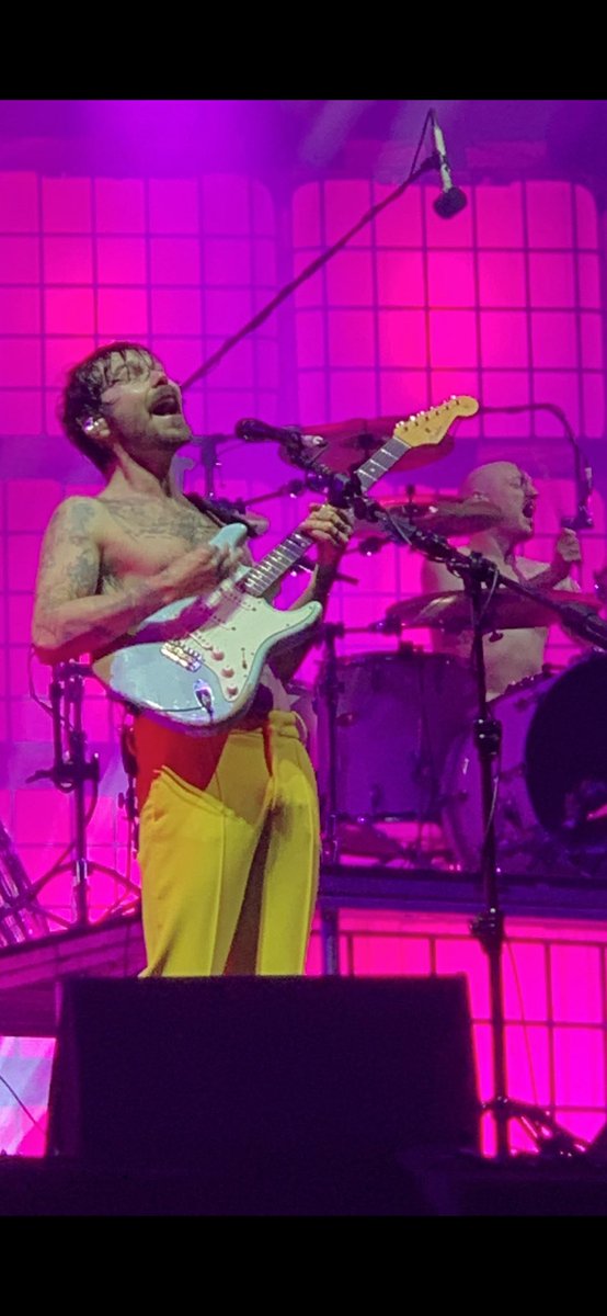 7four7's tweet image. This fucking band 😭 that was UNREAL! You are and will always be number fucking ONE!!!! Thank you doesn’t cover it, but thank you anyway 💙 @BiffyClyro @amphibiben @Vennart