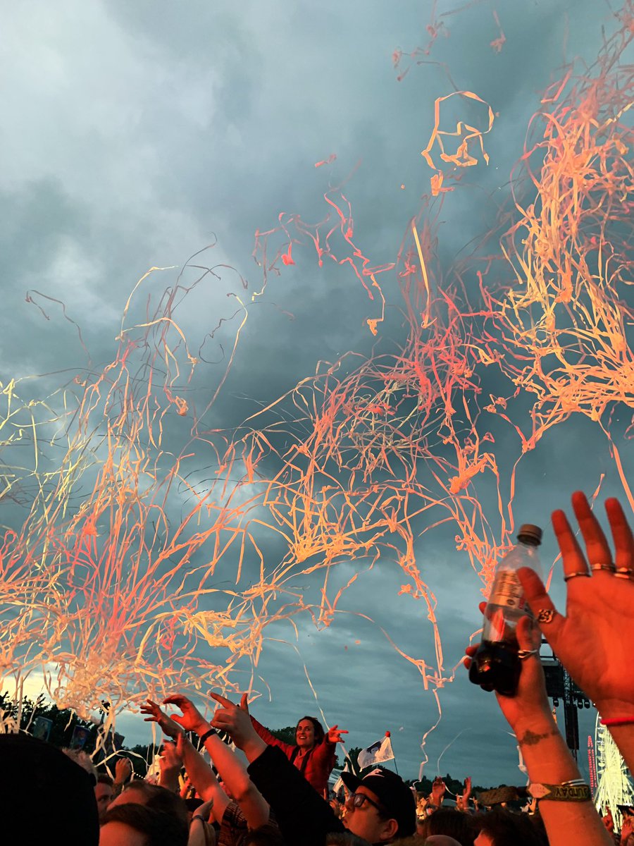 7four7's tweet image. This fucking band 😭 that was UNREAL! You are and will always be number fucking ONE!!!! Thank you doesn’t cover it, but thank you anyway 💙 @BiffyClyro @amphibiben @Vennart