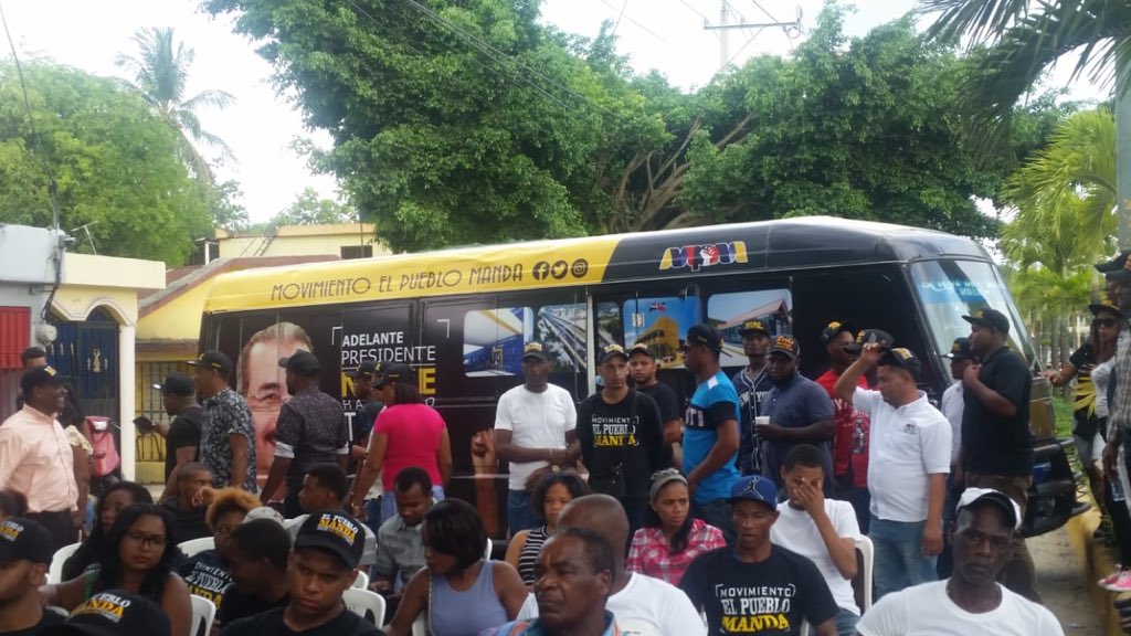 FelixRosarioP's tweet photo. Son muchas las razones por las que estamos aquí dicen estos jóvenes de #VillaAltagracia que han visto hecho realidad su sueño con este presidente humano de la gente y para la gente @ELPUEBLOMANDAPM @AbelTejadaR #ElPuebloMandaRD #YoMeSumoFR https://t.co/3Q48o11x1K
