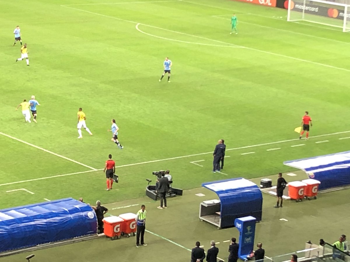 andresmunoza's tweet photo. Bolillo Gómez y Pancer Carvajal conversan largo rato en la zona técnica. ¿Hay manera de revertir esta historia? 🇪🇨 0-3 🇺🇾
#CopaAméricaFM88 🏆🇧🇷
📻 88.5FM
📱 0987175788 https://t.co/mDhOHLJG0o