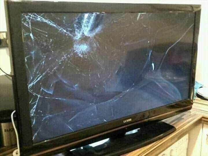Трещина на телевизоре. Разбитый телевизор Филипс. Сломанный плазменный телевизор. Разбитый монитор телевизора. Телевизор с разбитым экраном.