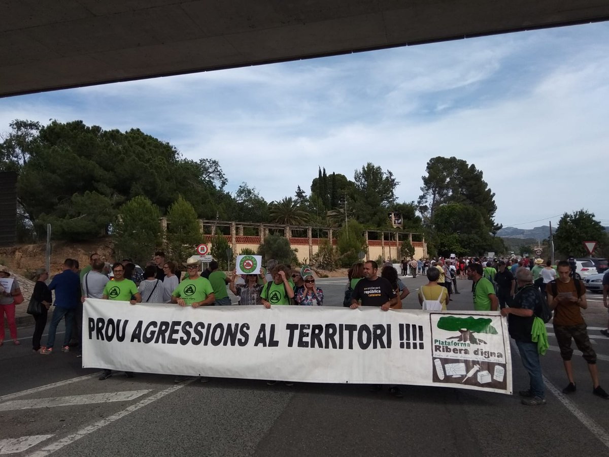 DignaRibera's tweet photo. Avui hem tallat la carretera C-12 a l'altura de Móra la Nova per protestar contra l'abocador de Riba-roja.
Seguim lluitant per defensar la comarca i lo nostre futur
#ProuAgressionsAlTerritori #RiberaNeta #RiberaNeta https://t.co/f8VlNA3Ezf