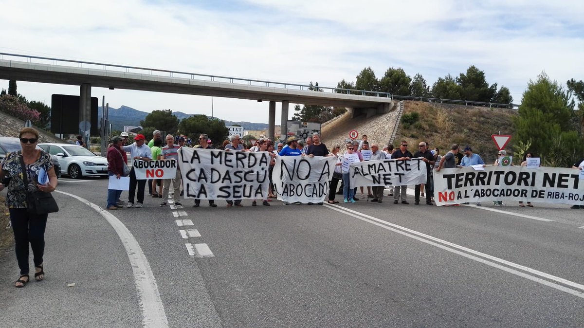 DignaRibera's tweet photo. Avui hem tallat la carretera C-12 a l'altura de Móra la Nova per protestar contra l'abocador de Riba-roja.
Seguim lluitant per defensar la comarca i lo nostre futur
#ProuAgressionsAlTerritori #RiberaNeta #RiberaNeta https://t.co/f8VlNA3Ezf