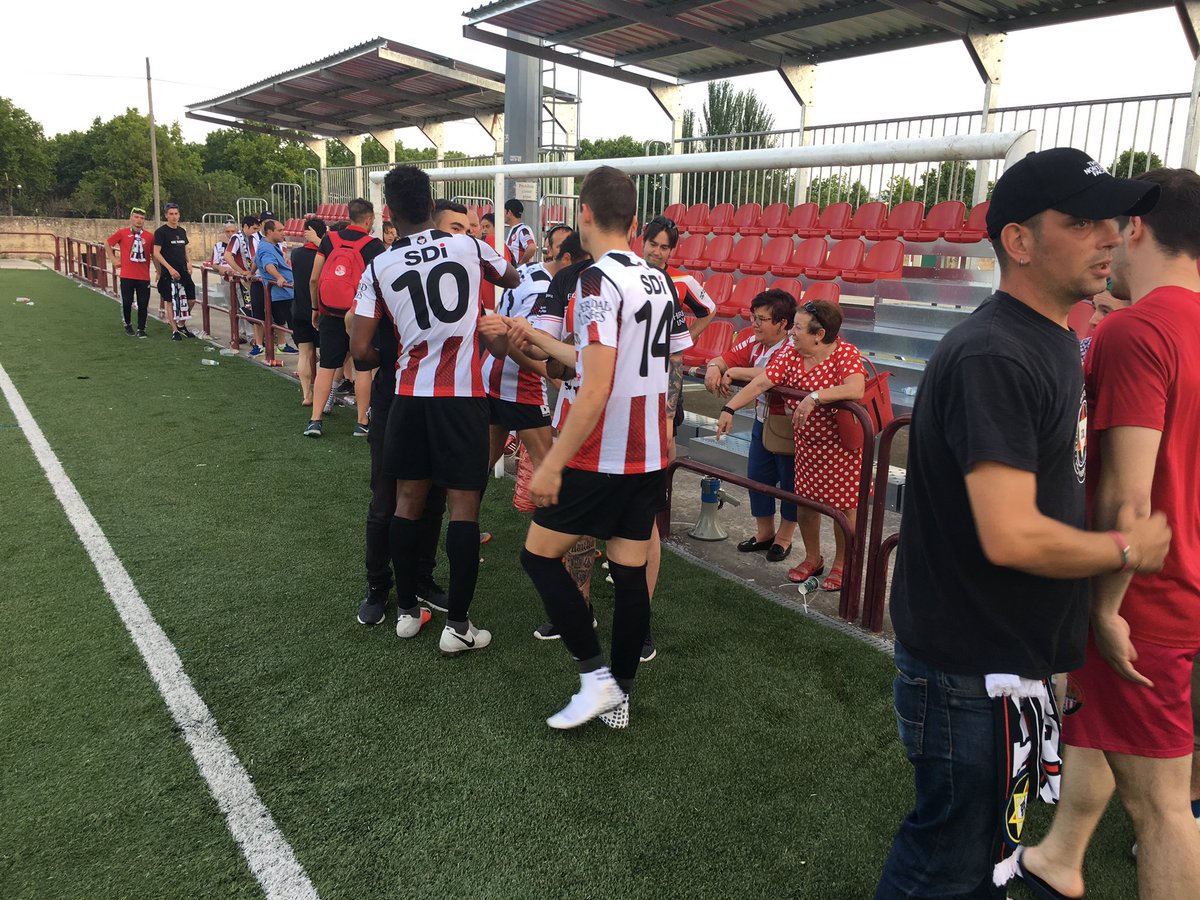 SDLogrones's tweet photo. Los jugadores vuelven al campo a agradecer el constante apoyo de la hinchada. 👏🏻👏🏻👏🏻 

#SDLog #APorEl10 https://t.co/vuyPoBcF0J