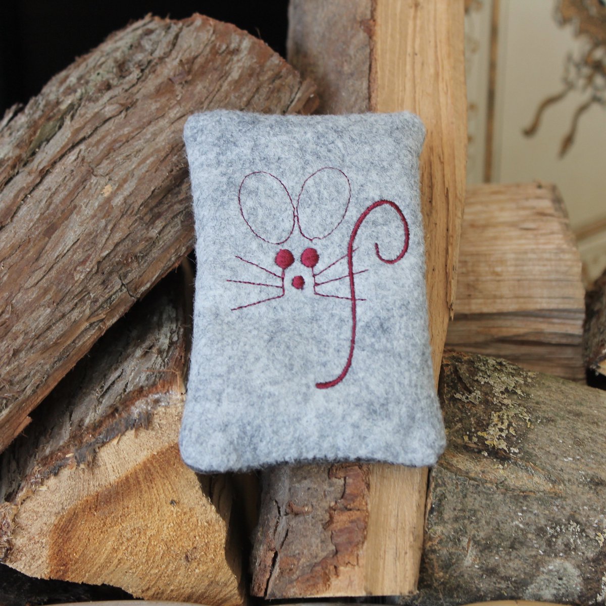 pawsbefunky's tweet photo. The upside of the rainy weather, more time to craft #handmade #cat #catnip toys for our furry customers #CraftHour 

https://t.co/yQ6xd0Xytp https://t.co/dKGpfpWHky