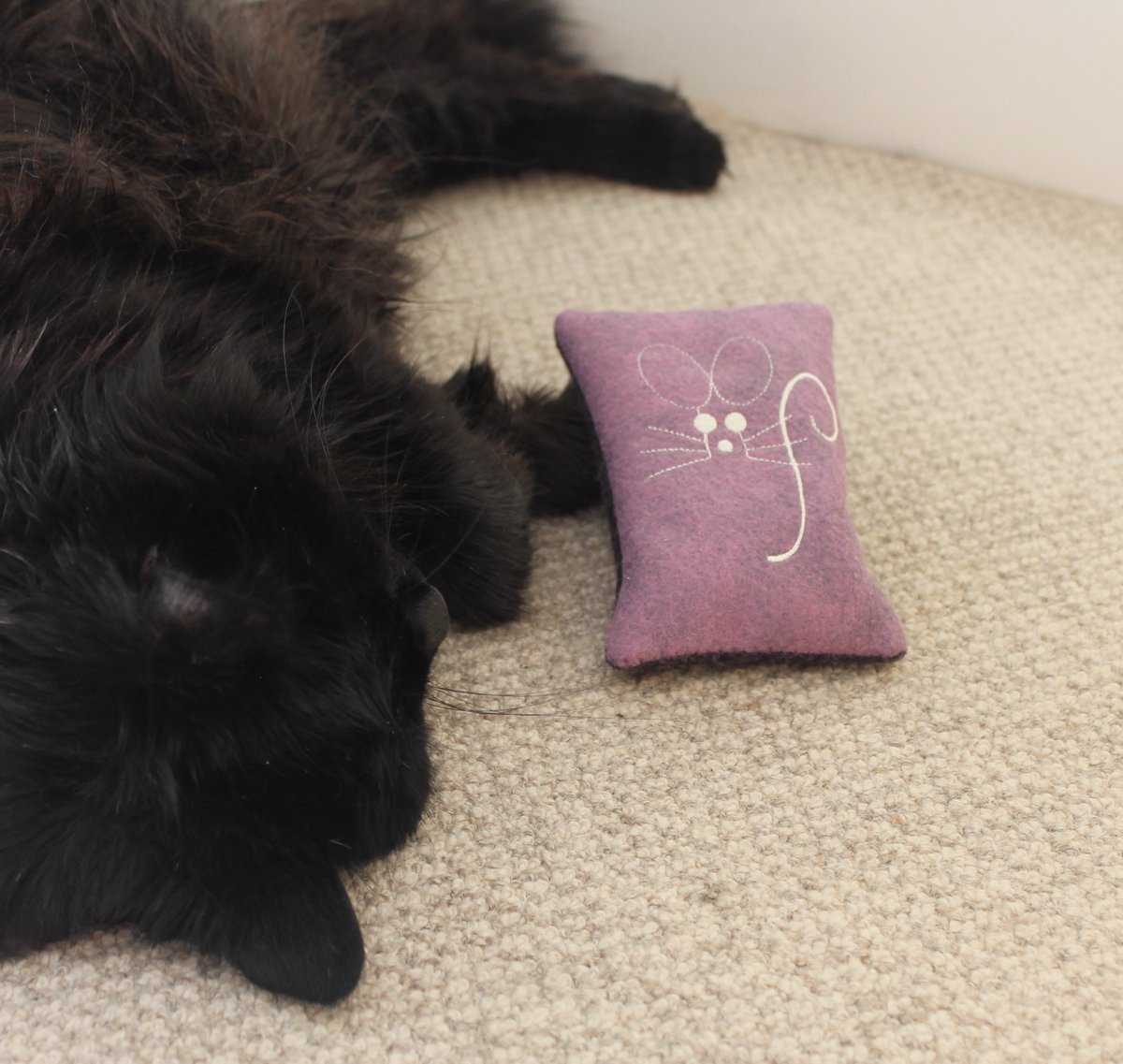 pawsbefunky's tweet photo. The upside of the rainy weather, more time to craft #handmade #cat #catnip toys for our furry customers #CraftHour 

https://t.co/yQ6xd0Xytp https://t.co/dKGpfpWHky