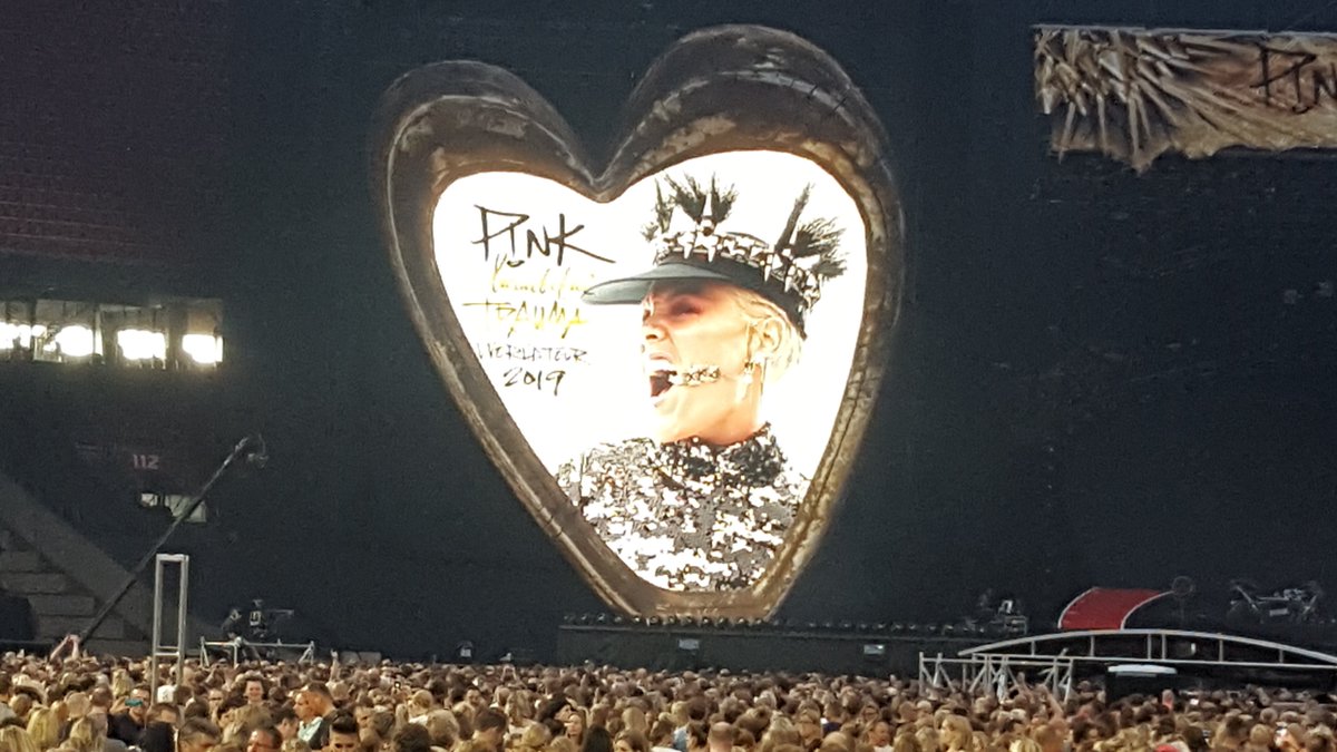 culliemeisjes's tweet photo. @culliemeisjes
 op reis! Here we go! Cause it Hurts 2B Human ♡

#Pink #Arena #Amsterdam
#BeautifulTraumaWorldTour https://t.co/keDusc9wkg