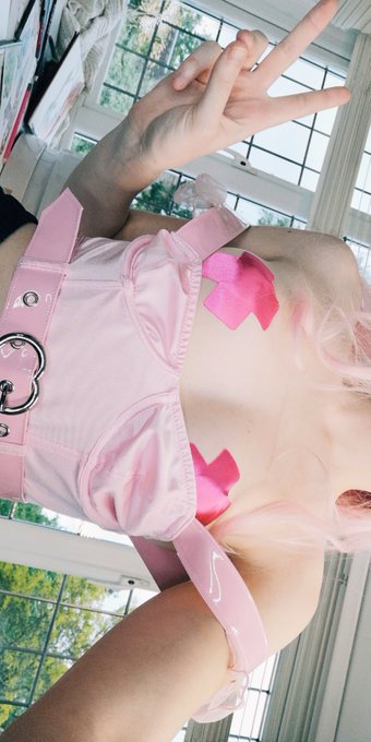 Watch Belle Delphine's leaked NSFW photo on TwXstars