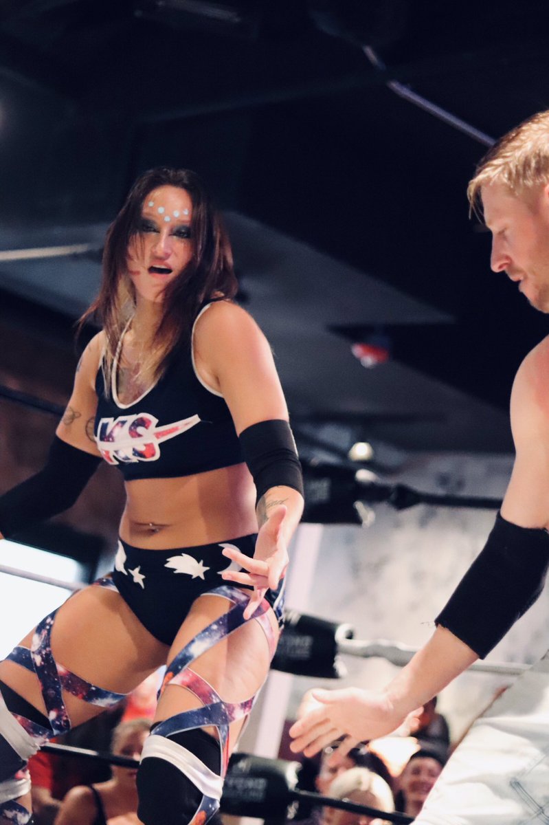 VeraSadlyPhoto's tweet photo. 👑 v. 👽 v. 🍊 for the @indiewrestling Championship 🔥🔥🔥
@Kimber_Lee90 v. @callmekrisstat v. @orangecassidy #BeyondBoston
@beyondwrestling https://t.co/c5Wt6OuFKR