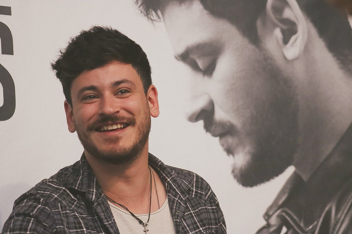.#ENTREVISTA <a href="/cepedaoficial/">Luis</a> "Cuatro horas de sonrisas y abrazos en la firma de #NuestrosPrincipiosMadrid en 👉👉👉👉 lacajadmusicatv.com/cepeda-cuatro-… Entrevista y Foto : <a href="/dfraile1978/">David Fraile Seco</a> . Video : <a href="/PazOrduna/">Paz Orduna</a> . <a href="/UniversalSpain/">UniversalMusicSpain</a>