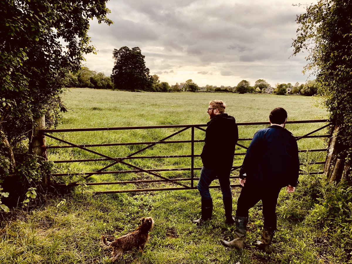SallyGeake's tweet photo. How to deal with the end of tour...brekkie with school friends, Sunday roast and a country walk...all in the shire! #RestingActor #Bliss #Happy https://t.co/D8sybiznWI