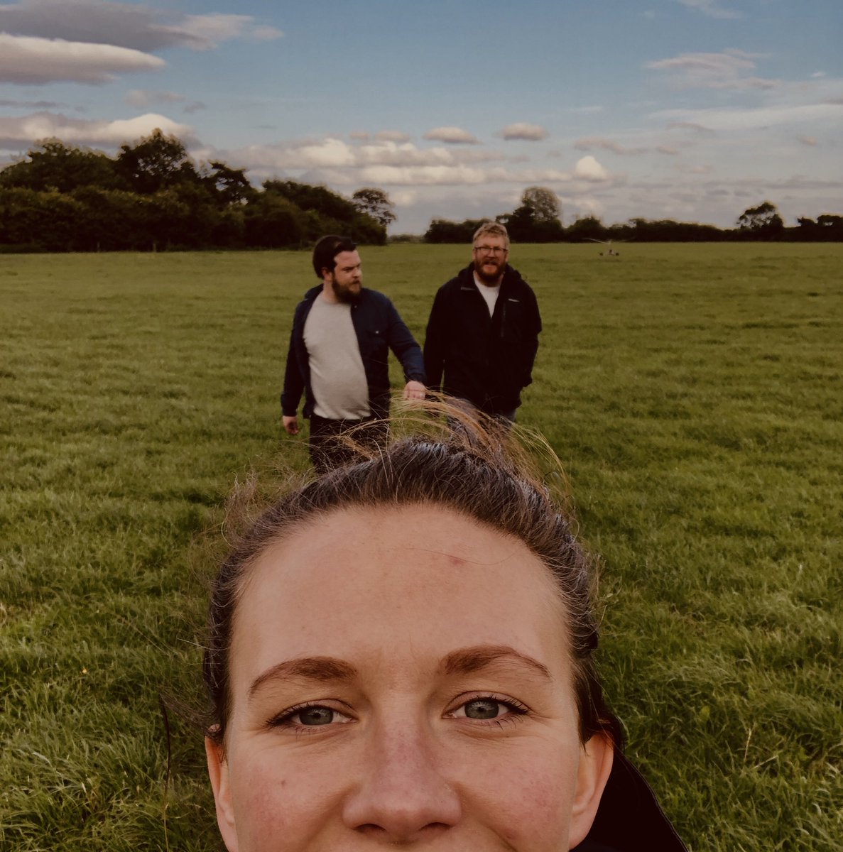 SallyGeake's tweet photo. How to deal with the end of tour...brekkie with school friends, Sunday roast and a country walk...all in the shire! #RestingActor #Bliss #Happy https://t.co/D8sybiznWI